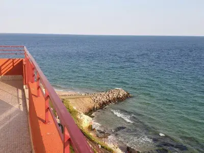Frontowy panoramiczny widok na morze z tarasu.
