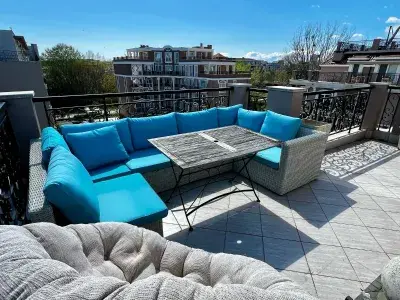 Sofa i stół na tarasie