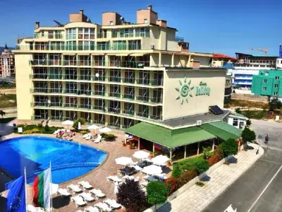 Fasada i basen Sun Holiday