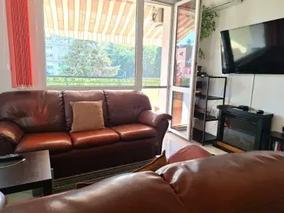 Dwie kanapy i telewizor
