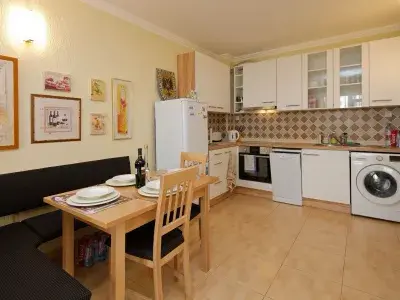 Salon ze stołem kuchennym