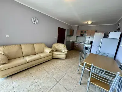 Salon z sofą i biurkiem