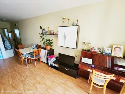 Salon z sofą i telewizorem