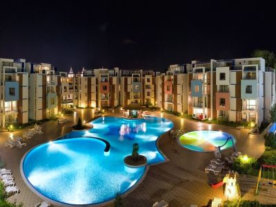 Basen przed kompleksem Sun City 1