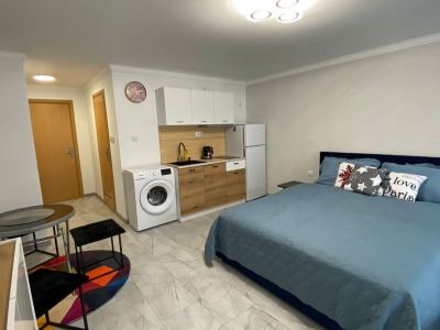 Sole Mar | Przestronne studio nad morzem — nowoczesny apartament z podziałem stref w rejonie Słonecznego Brzegu