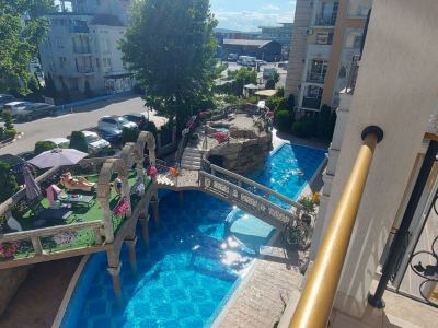 Widok na basen z balkonu