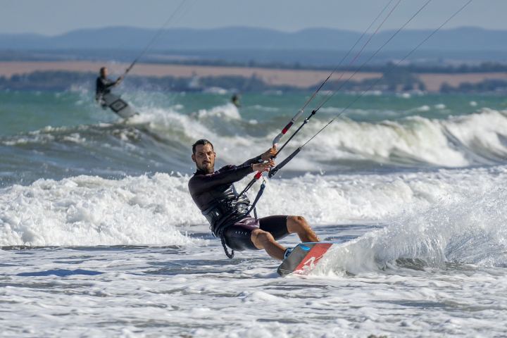 zdjęcie wakeboardera na morzu Złote Piaski