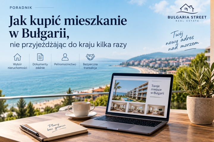 Morze, góry, laptop na stole na tarasie