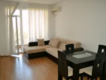Pokój dzienny z wersalką i stołem