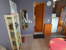 Pokój dzienny z umeblowaniem