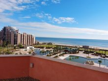 Widok na morze z tarasu w kompleksie Majestic Beach Resort