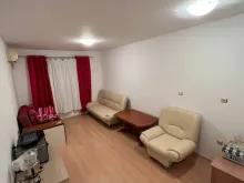 Pokój dzienny z umeblowaniem