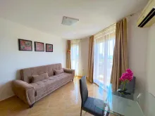 Salon dwupokojowego mieszkania w kompleksie Antonia