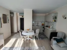 Pokój dzienny z umeblowaniem