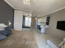 Pokój dzienny z umeblowaniem