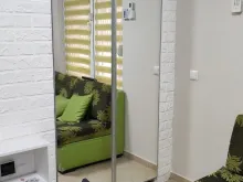 Pokój dzienny z szafą