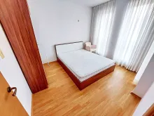 Sypialnia z łóżkiem i szafą