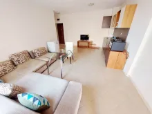 Dużo sofa w pokoju dziennym