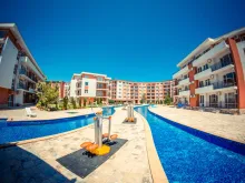 Fasada z basenem kompleksu Marina fort Noks
