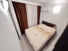 2 sypialnia z łóżkiem i szafą