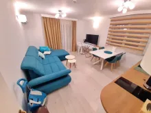 Pokój dzienny z sofą i telewizorem