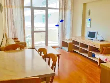 Pokój dzienny z umeblowaniem