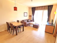 Pokój dzienny z umeblowaniem