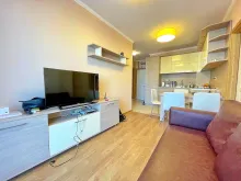 Pokój dzienny z meblami w kompleksie resort