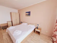 2 sypialnia z łóżkiem i szafą