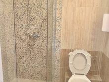 Wyposażona łazienka z toaletą