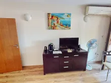 Szafa i telewizor w pokoju