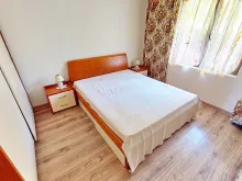 Łóżko i szafa w sypialni
