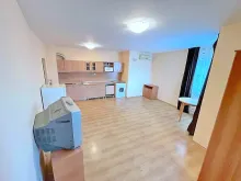 Pokój dzienny z aneksem i telewizorem