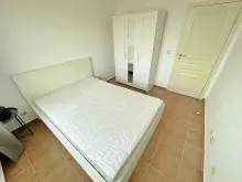 Sypialnia z łóżkiem i szafą