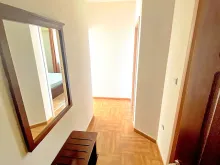 Przedpokój z lusterkiem i szafą