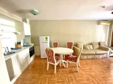Pokój dzienny z umeblowaniem