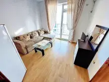Pokój dzienny z umeblowaniem