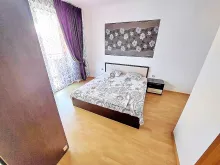 Pierwsza sypialnia z łóżkiem i szafą