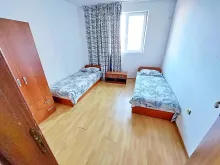 2 sypialnia z 2 łóżkami i szafą