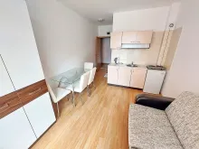 Pokój dzienny z umeblowaniem