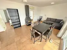 Pokój dzienny z umeblowaniem