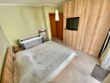 Pierwsza sypialnia z łóżkiem i szafą