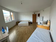 2 łóżka w pokoju dziennym