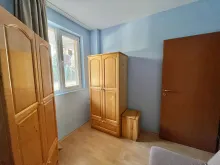 2 sypialnia sofą i szafą