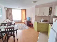 Pokój dzienny z umeblowaniem