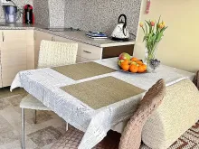 Stolik z krzesłami w pokoju dziennym