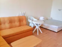 Przedpokój łóżko i sofa w pokoju dziennym
