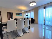Stół z krzesłami