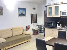 Sofa ze stolikiem i krzesłami