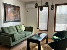 Pokój dzienny z sofa i stołem